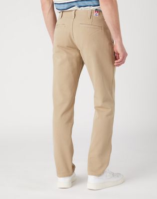 Las mujeres también llevan pantalones chinos. ¿Quieres saber por qué?