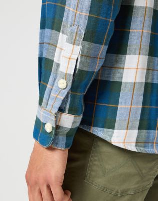 2 Pocket Shirt in Green alternative view 3