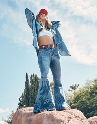 Wrangler x Lainey Wilson Rockstar Bell Bottoms in Mid Wash