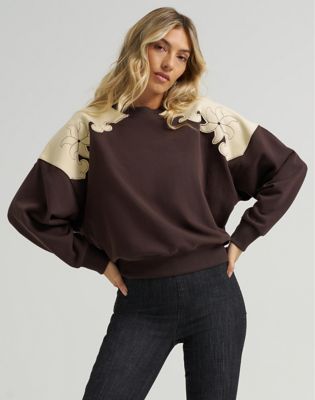 Wrangler Wrangler x Lainey Wilson Lainey Crew Neck brązowy
