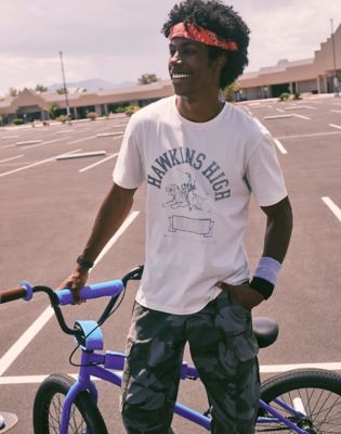 Wrangler Wrangler® X Stranger Things ™ Hawkins High Koszulka Marshmallow