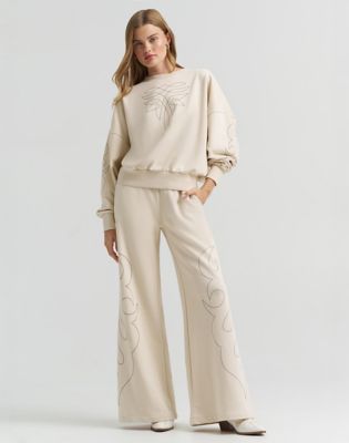 Lainey Wilson x Wrangler Cowboy Sweatshirt in Cream