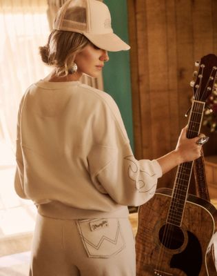 Lainey Wilson x Wrangler Cowboy Sweatpants in Cream