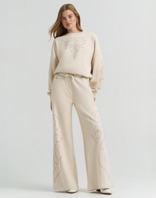 Lainey Wilson x Wrangler Cowboy Sweatpants in Cream