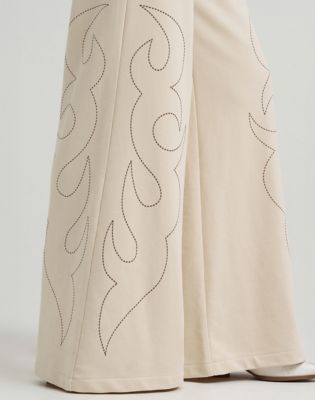 Lainey Wilson x Wrangler Cowboy Sweatpants in Cream