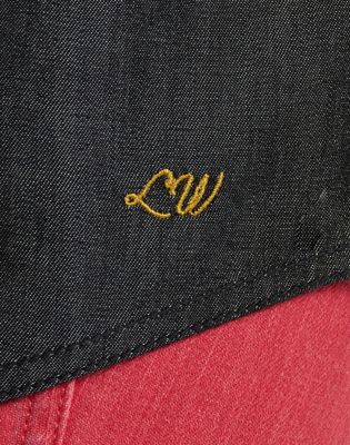 Lainey Wilson x Wrangler Sleeveless Snap Shirt in Black Denim