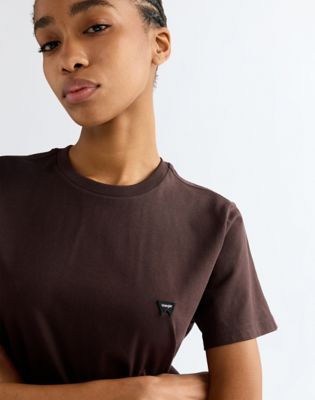 Slim Sign Off Tee in Chocolate Torte