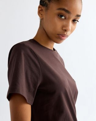 Slim Sign Off Tee in Chocolate Torte