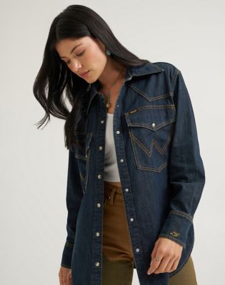 Lainey Wilson x Wrangler Boyfriend Shirt in Sandrider