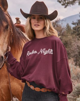 Lainey Wilson x Wrangler Rodeo Night Sweatshirt in Wine