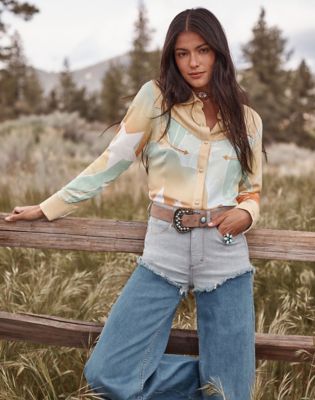 Lainey Wilson x Wrangler Lainey Snap Shirt in Rainbow Print