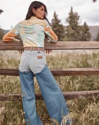 Lainey Wilson x Wrangler Lainey Snap Shirt in Rainbow Print