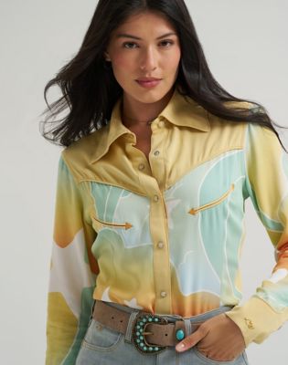 Lainey Wilson x Wrangler Lainey Snap Shirt in Rainbow Print