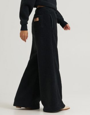 Lainey Wilson x Wrangler Sherpa Sweatpants in Midnight