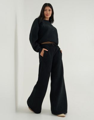 Lainey Wilson x Wrangler Sherpa Sweatpants in Midnight