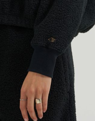 Lainey Wilson x Wrangler Sherpa Sweatshirt in Midnight