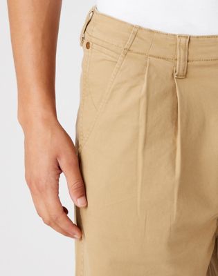 Casey Pleated Chino | Catalog | Wrangler®