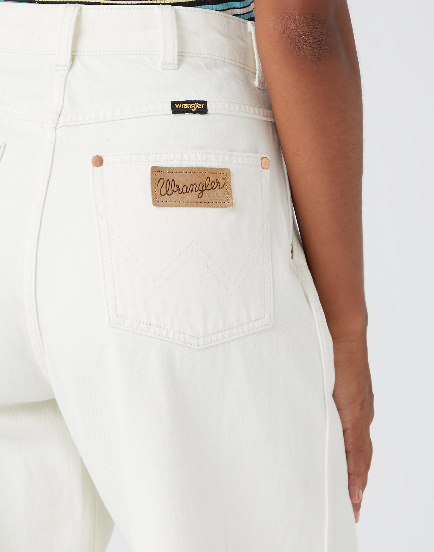 Pleated Crop Barrel Jeans in Vintage White alternative view 4