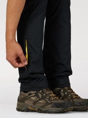 Wrangler ALL TERRAIN GEAR CARGO - Trousers - black - Zalando.de